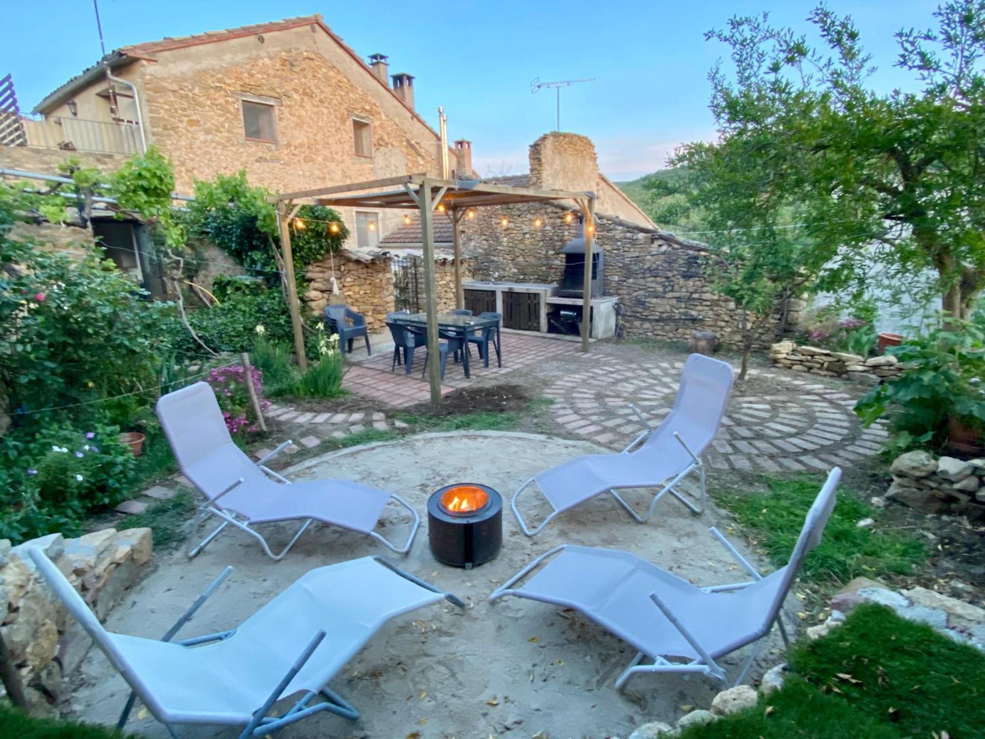 Вилла Casa Acollidora I Familiar Amb Jardi I Barbacoa Ажер Экстерьер фото